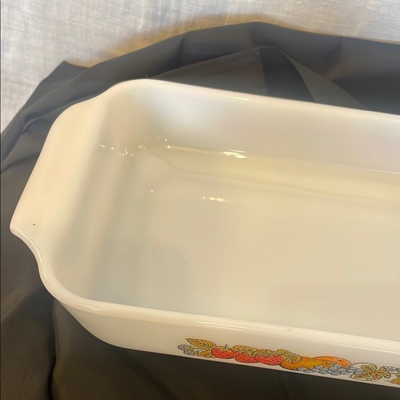 Vintage fire king anchor hocking White Baking Dish with Fruit Design - Picture 3 of 3